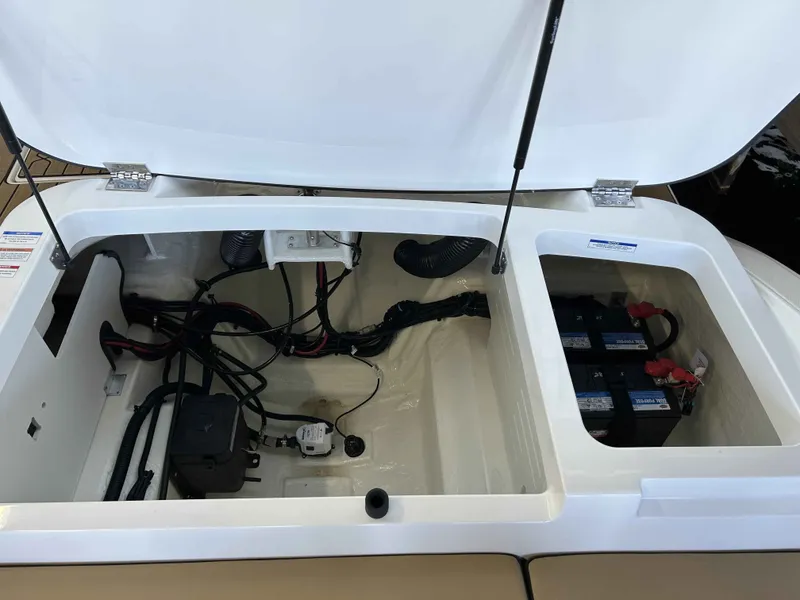 Slide: The Image of Sea Ray SPX 210 Outboard 2025 - 8