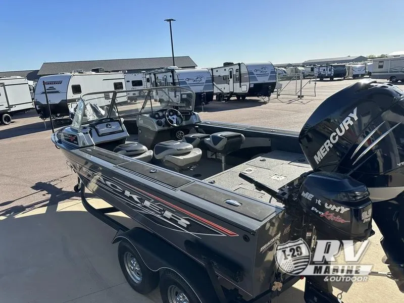 Slide: The Image of 2018 Targa 19 boat with Mercury engine in outdoor showroom. - 9