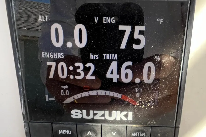 Slide: The Image of Suzuki engine display showing 70:32 hours, 46% trim on Shallow Sport 25 X3, 2018 model. - 16