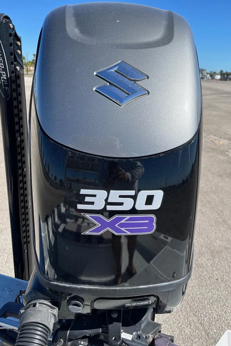Slide: The Image of 2018 Shallow Sport 25 X3 boat with Suzuki 350 X3 outboard motor. - 17