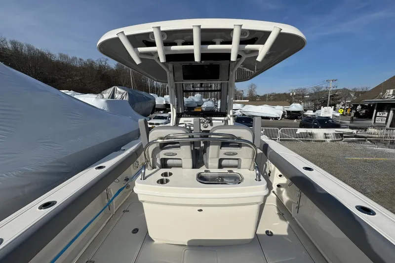 Slide: The Image of Boston Whaler 250 Outrage 2025 - 18