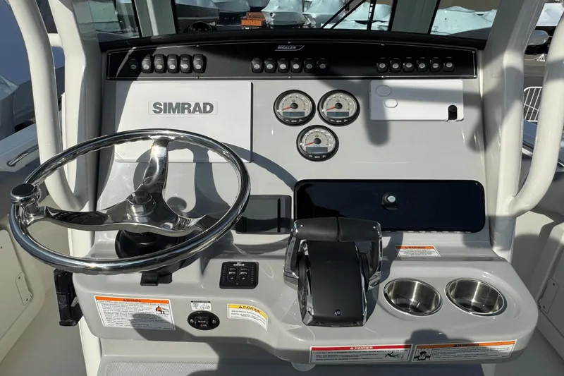 Slide: The Image of Boston Whaler 250 Outrage 2025 - 28