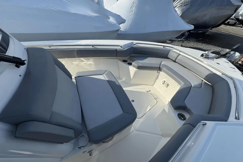 Slide: The Image of Boston Whaler 250 Outrage 2025 - 34
