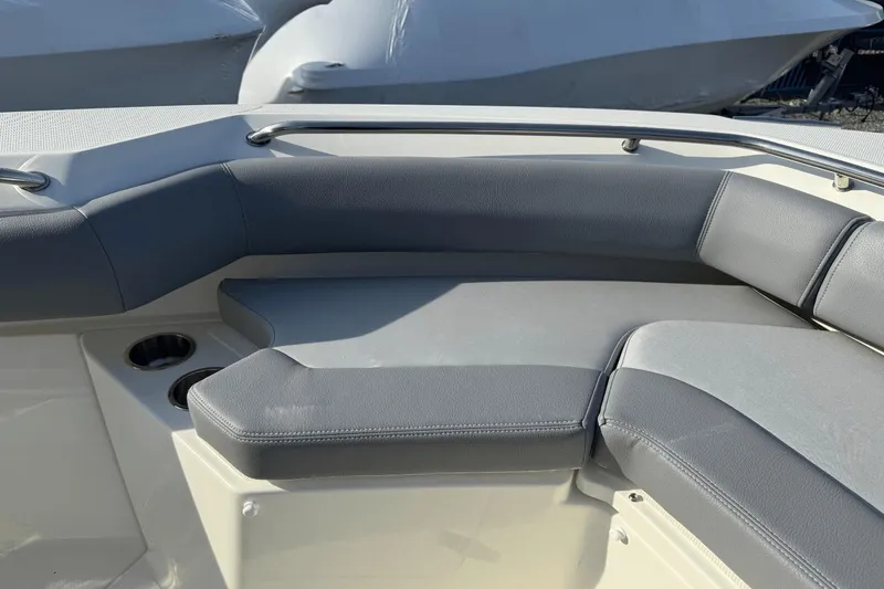 Slide: The Image of Boston Whaler 250 Outrage 2025 - 37