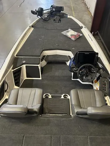 Slide: The Image of 2024 Skeeter ZXR 20 boat interior with Yamaha 250 SHO engine, featuring dual seats and control panel. - 5