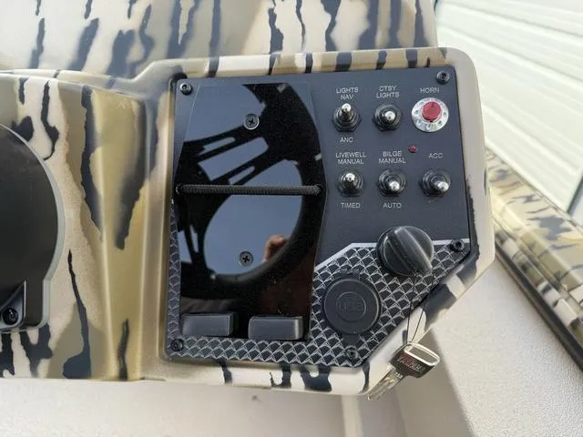 Slide: The Image of Avid 18 Vertex 2025 - 18