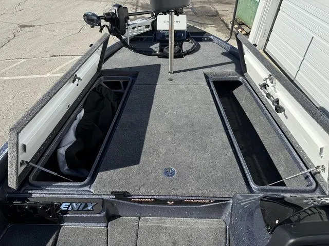 Slide: The Image of Phoenix Bass Boat 721 ZXL 2025 - 12
