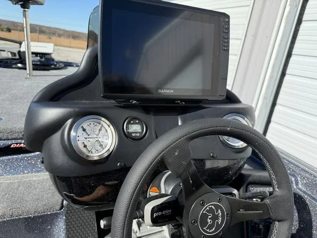 Slide: The Image of Phoenix Bass Boat 721 ZXL 2025 - 18