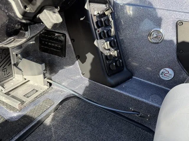 Slide: The Image of Phoenix Bass Boat 721 ZXL 2025 - 20