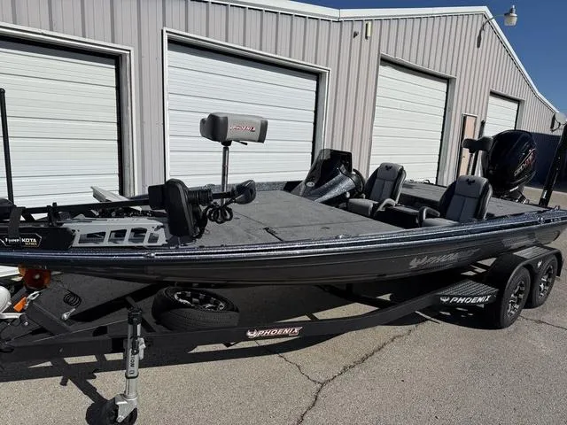 Slide: The Image of Phoenix Bass Boat 721 ZXL 2025 - 6