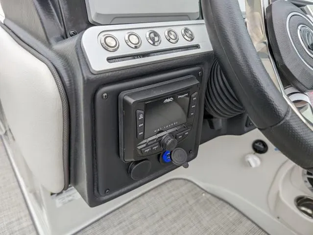 Slide: The Image of Crownline Boats 260 SS 2024 - 12