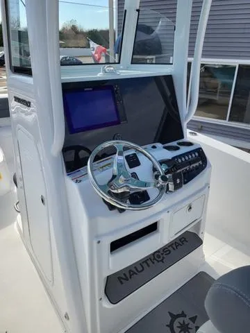 Slide: The Image of NauticStar 252 Legacy 2025 - 14