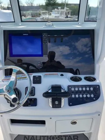 Slide: The Image of NauticStar 252 Legacy 2025 - 17