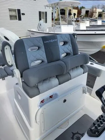 Slide: The Image of NauticStar 252 Legacy 2025 - 28