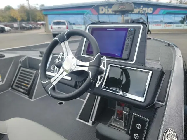 Slide: The Image of 2025 Ranger Z520R Ranger Cup boat dashboard with advanced navigation system. - 8