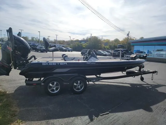 Slide: The Image of 2015 Skeeter ZX200 boat on trailer in parking lot. - 5