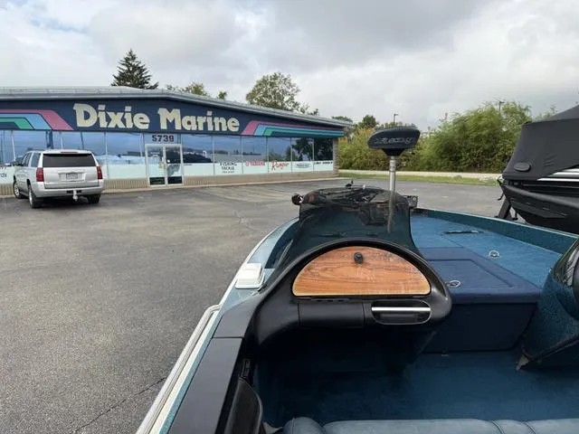 Slide: The Image of 1995 Ranger 482VS boat at Dixie Marine dealership parking lot. - 5