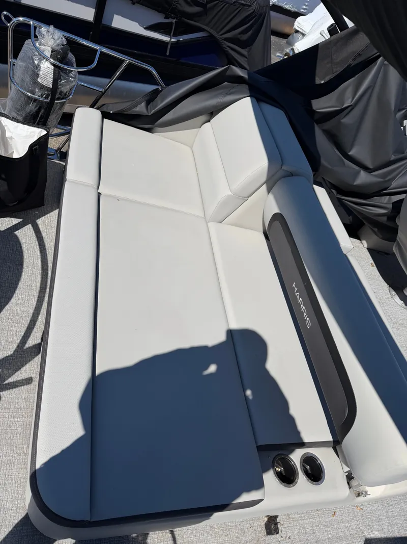 Slide: The Image of Harris Cruiser 210 2025 - 8