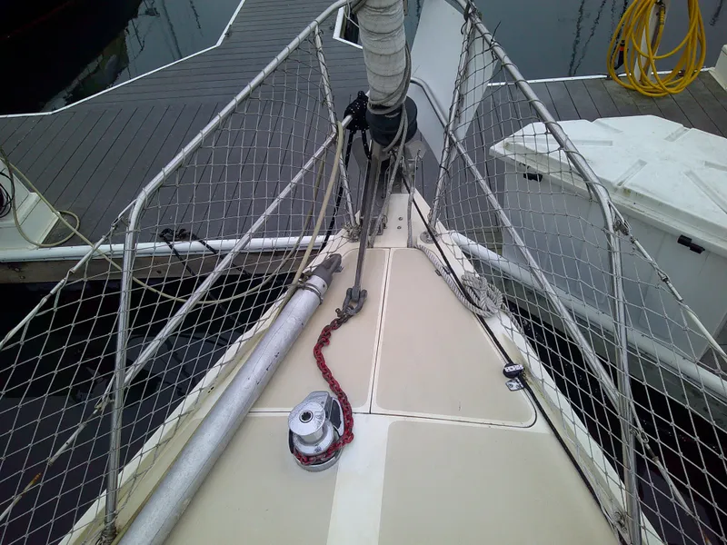 Slide: The Image of Electric windlass & spinnaker pole - 19
