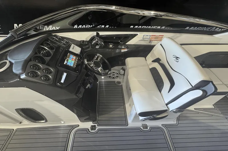 Slide: The Image of Monterey 328SS 2019 - 16