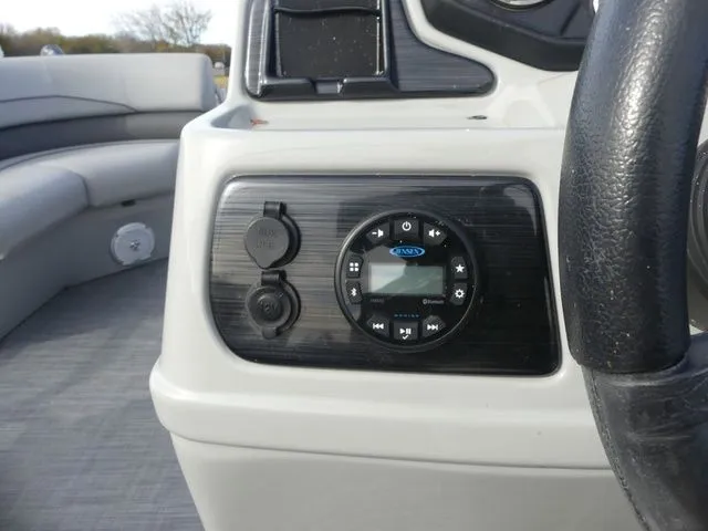 Slide: The Image of Lowe SS210 V 2021 - 7