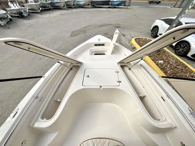 Slide: The Image of Sea Chaser 21 LX 2025 - 10