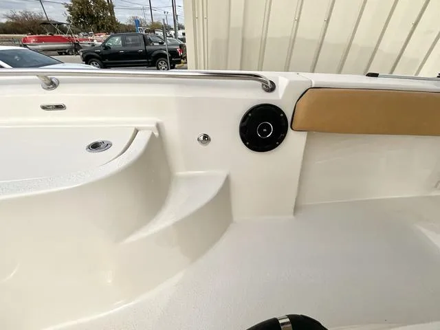 Slide: The Image of Sea Chaser 21 LX 2025 - 14