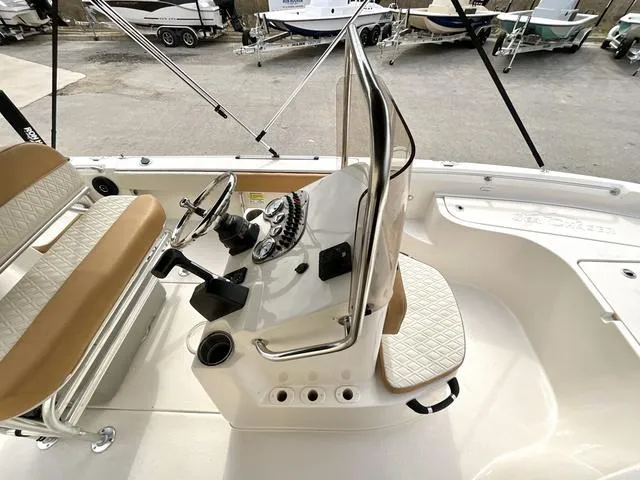 Slide: The Image of Sea Chaser 21 LX 2025 - 16