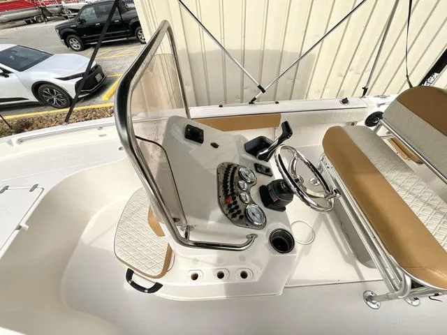 Slide: The Image of Sea Chaser 21 LX 2025 - 17