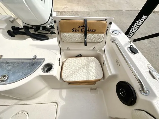 Slide: The Image of Sea Chaser 21 LX 2025 - 19