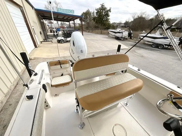 Slide: The Image of Sea Chaser 21 LX 2025 - 7