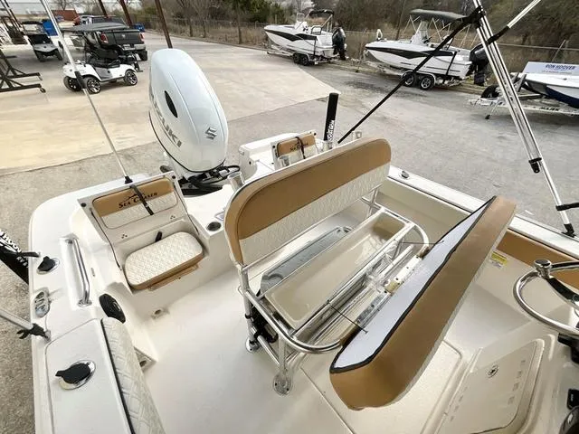 Slide: The Image of Sea Chaser 21 LX 2025 - 8