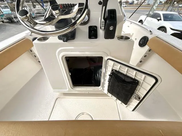 Slide: The Image of Sea Chaser 21 LX 2025 - 9