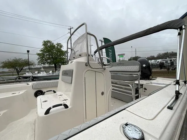 Slide: The Image of Sea Chaser 23 LX 2025 - 10