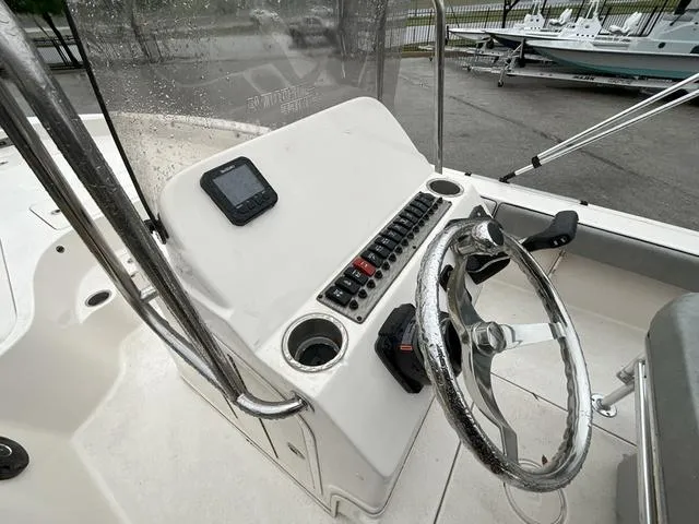 Slide: The Image of Sea Chaser 23 LX 2025 - 16