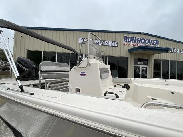 Slide: The Image of Sea Chaser 23 LX 2025 - 18