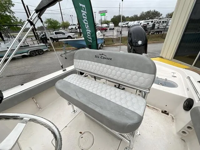 Slide: The Image of Sea Chaser 23 LX 2025 - 21