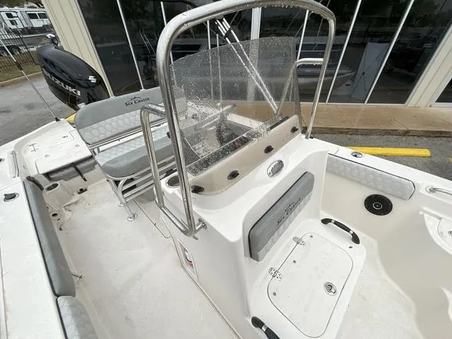 Slide: The Image of Sea Chaser 23 LX 2025 - 6