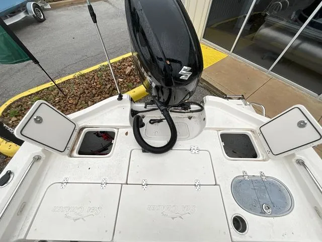 Slide: The Image of Sea Chaser 23 LX 2025 - 9