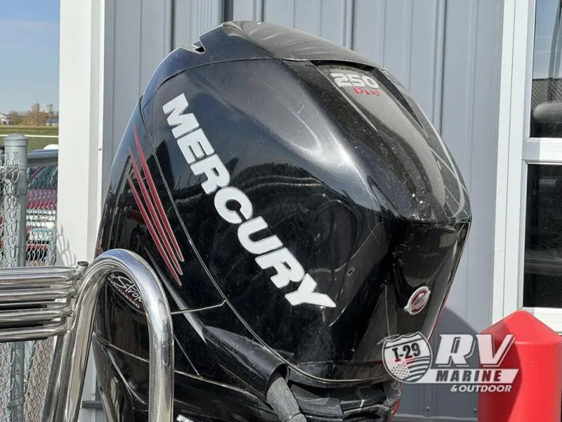 Slide: The Image of Mercury 250 Pro outboard motor on Mirage 8522, 2018 model, at RV Marine & Outdoor. - 9