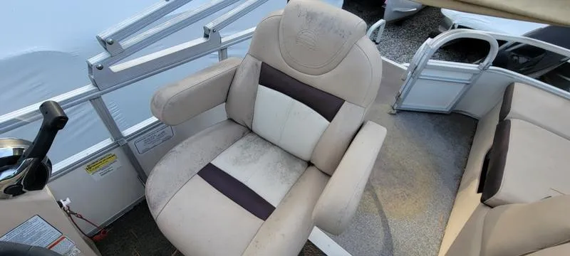 Slide: The Image of Captain's chair on 2016 Sun Tracker PB 22 RF pontoon boat. - 13