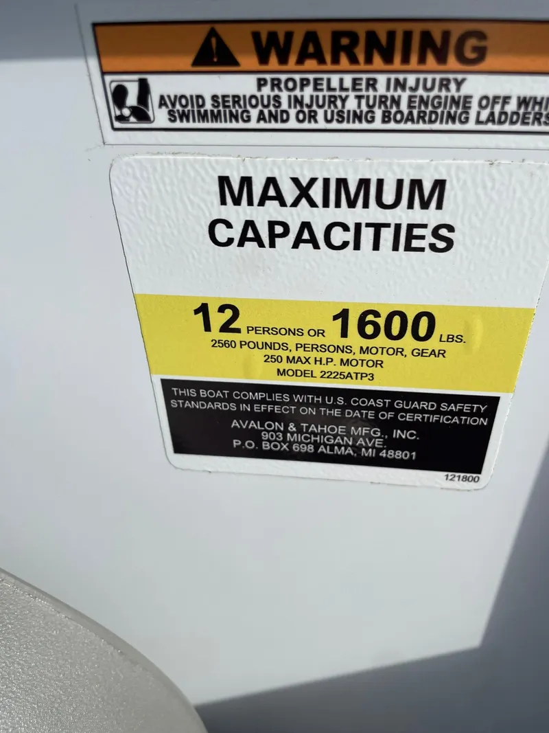 Slide: The Image of Warning label on 2025 Avalon LSZ Quad Lounger Shift boat showing maximum capacities. - 14
