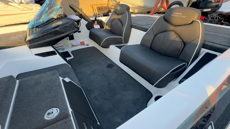 Slide: The Image of 2025 Skeeter ZX150 - 17