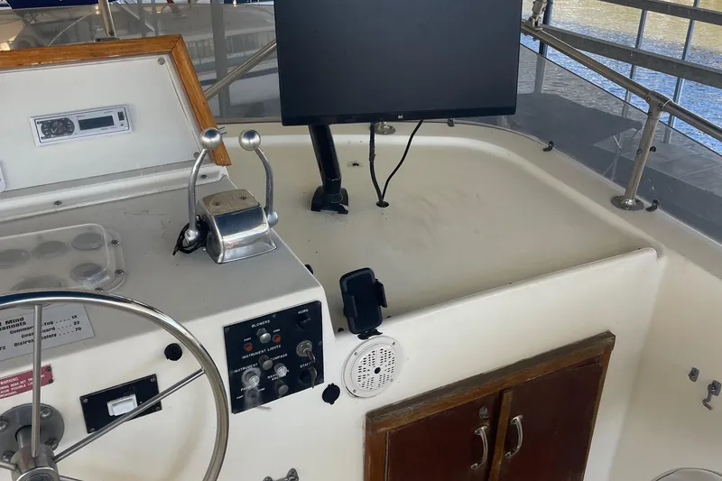 Slide: The Image of Hatteras 53 Extended Deckhouse Motor Yacht 1984 - 61