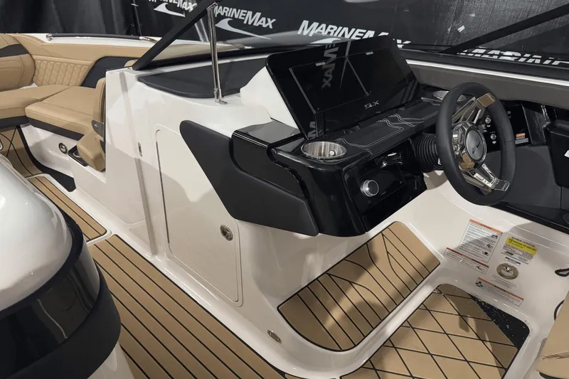 Slide: The Image of Sea Ray SLX 260 2025 - 39