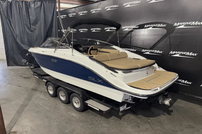 Slide: The Image of Sea Ray SLX 260 2025 - 4