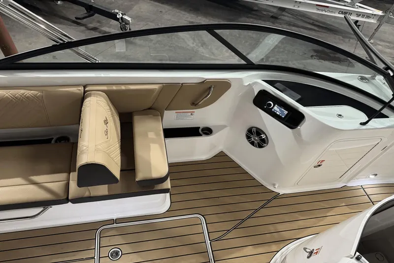 Slide: The Image of Sea Ray SDX 250 2025 - 30