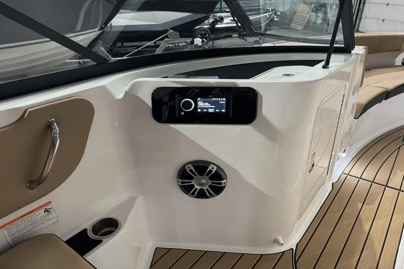 Slide: The Image of Sea Ray SDX 250 2025 - 32