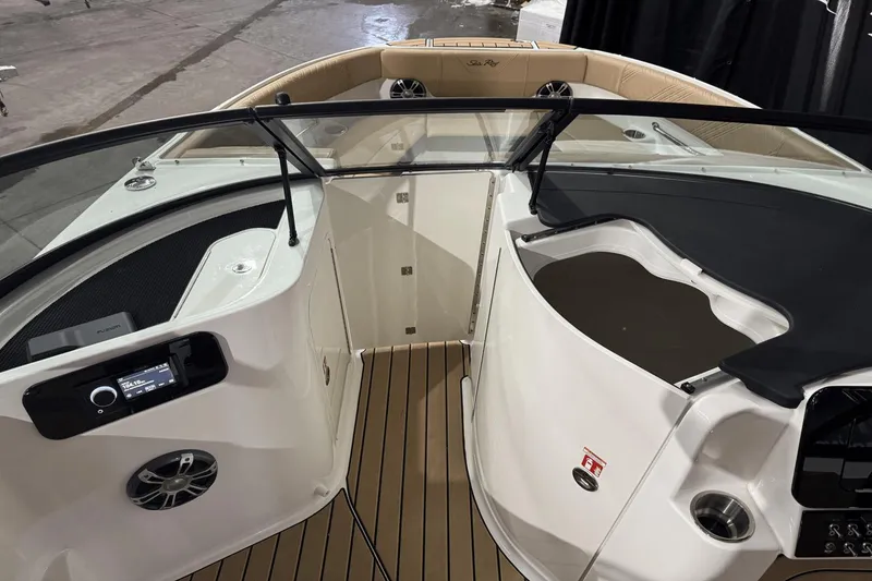 Slide: The Image of Sea Ray SDX 250 2025 - 36