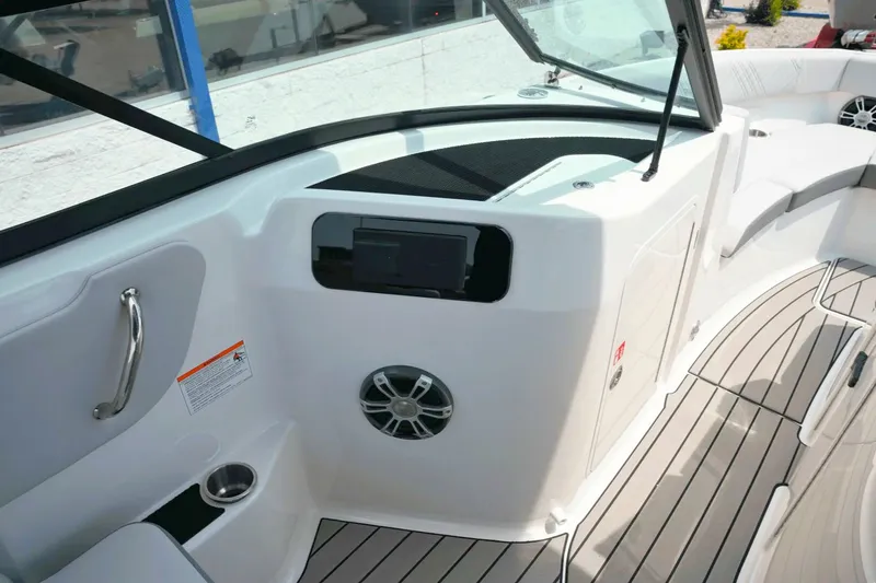 Slide: The Image of Sea Ray SDX 250 2025 - 15